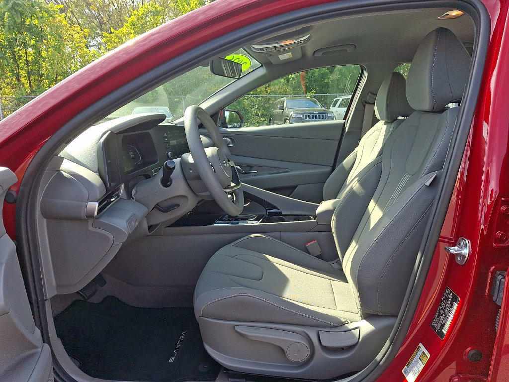 Used 2026 Hyundai Elantra Hybrid FWD image 13