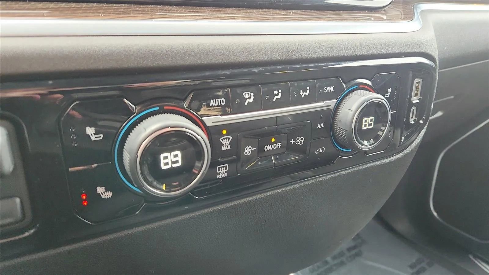 Used 2025 Chevrolet Silverado 3500 LT w/ Convenience Package image 15