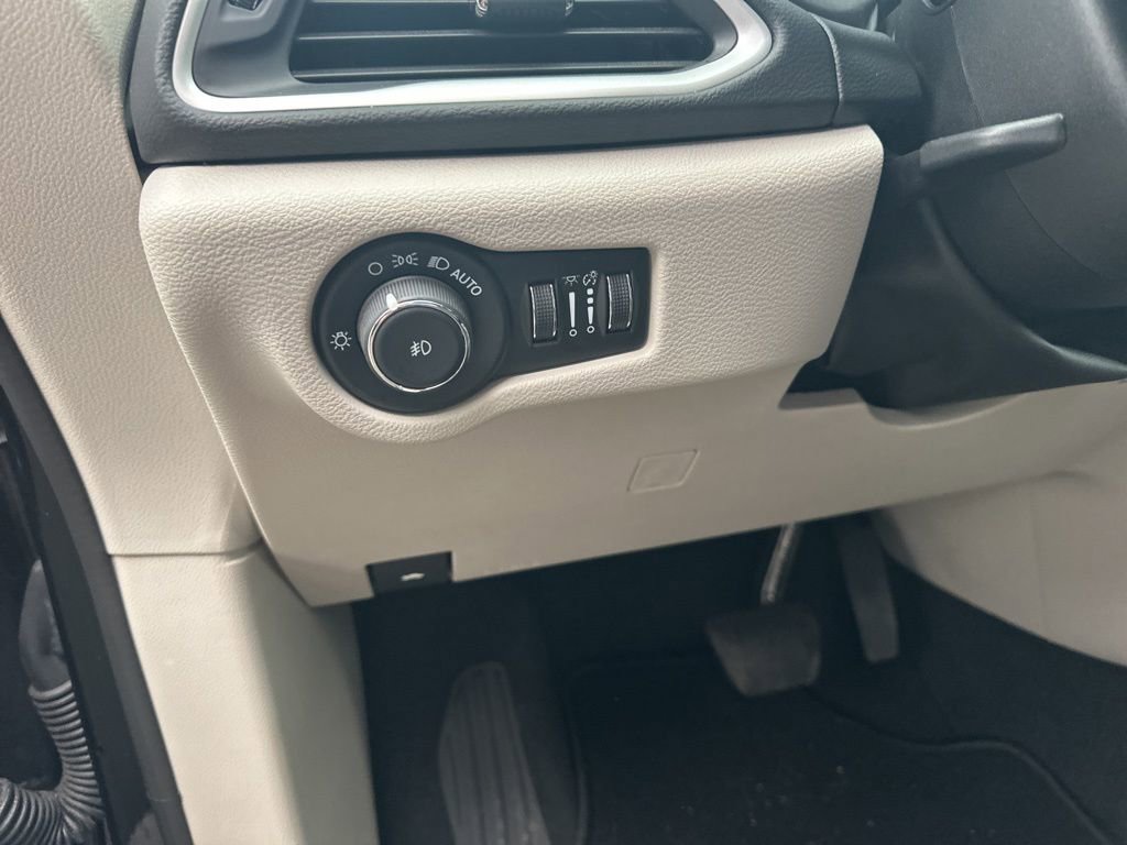 Used 2024 Chrysler Pacifica Touring-L image 11