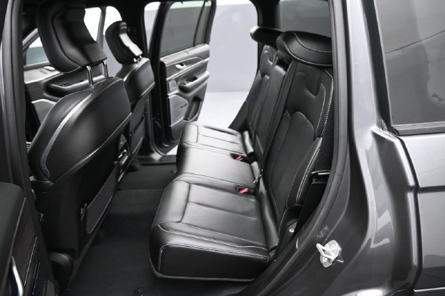 Used 2022 Jeep Grand Cherokee Overland w/ Luxury Tech Group IV AWD/4WD image 13