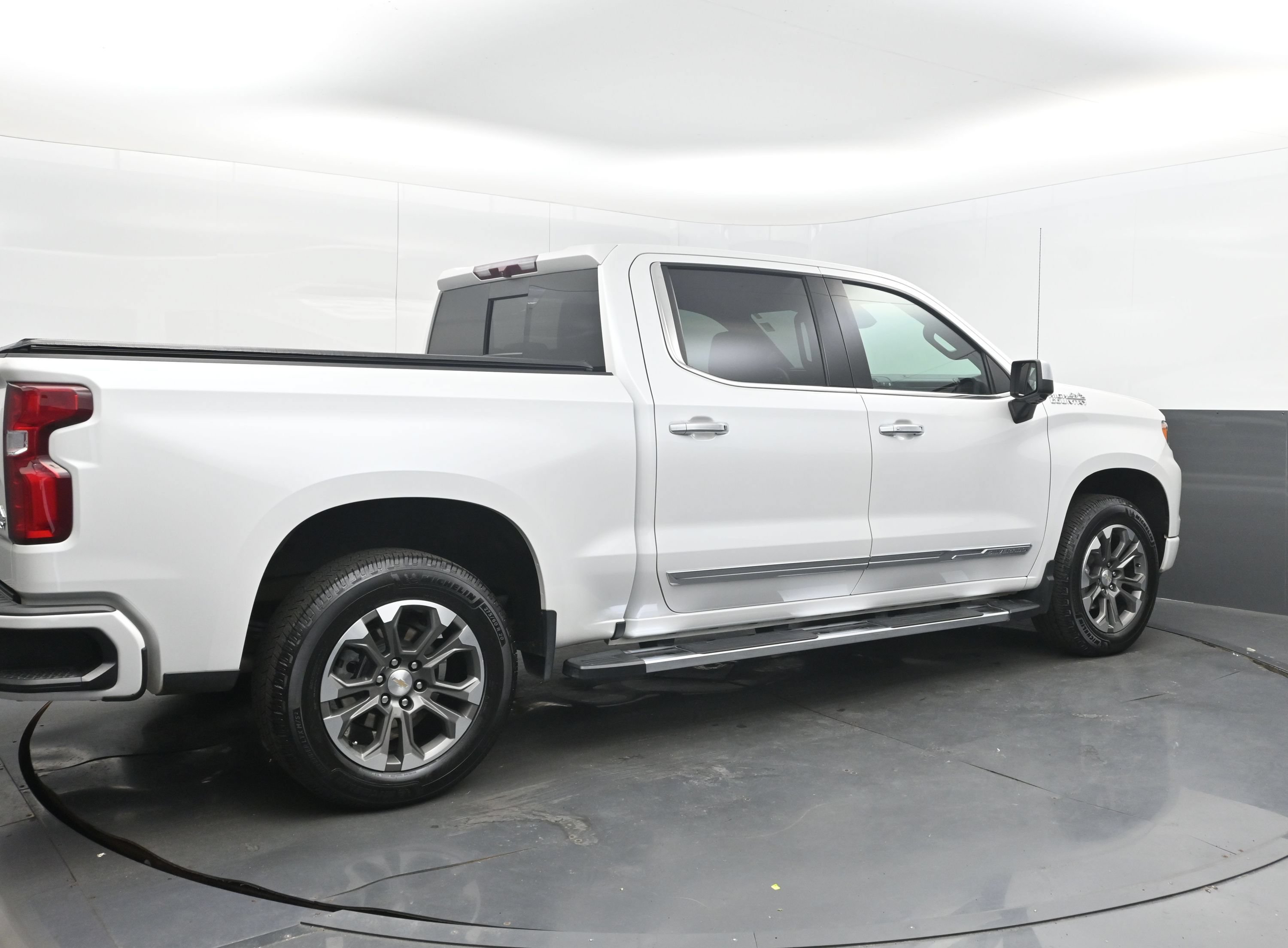 Used 2024 Chevrolet Silverado 1500 High Country w/ Z71 Off-Road Package AWD/4WD image 9