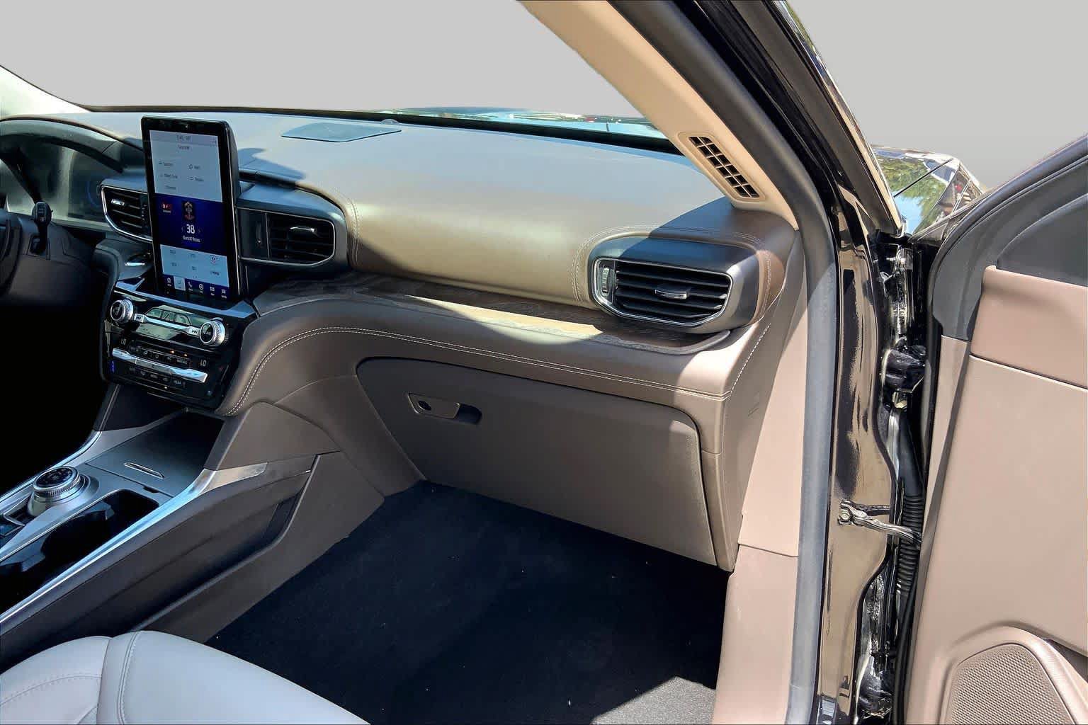 Used 2021 Ford Explorer Platinum w/ Premium Technology Package AWD/4WD image 19