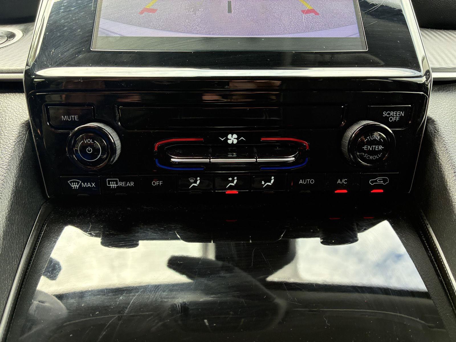 Used 2023 Jeep Grand Cherokee Laredo AWD/4WD image 28