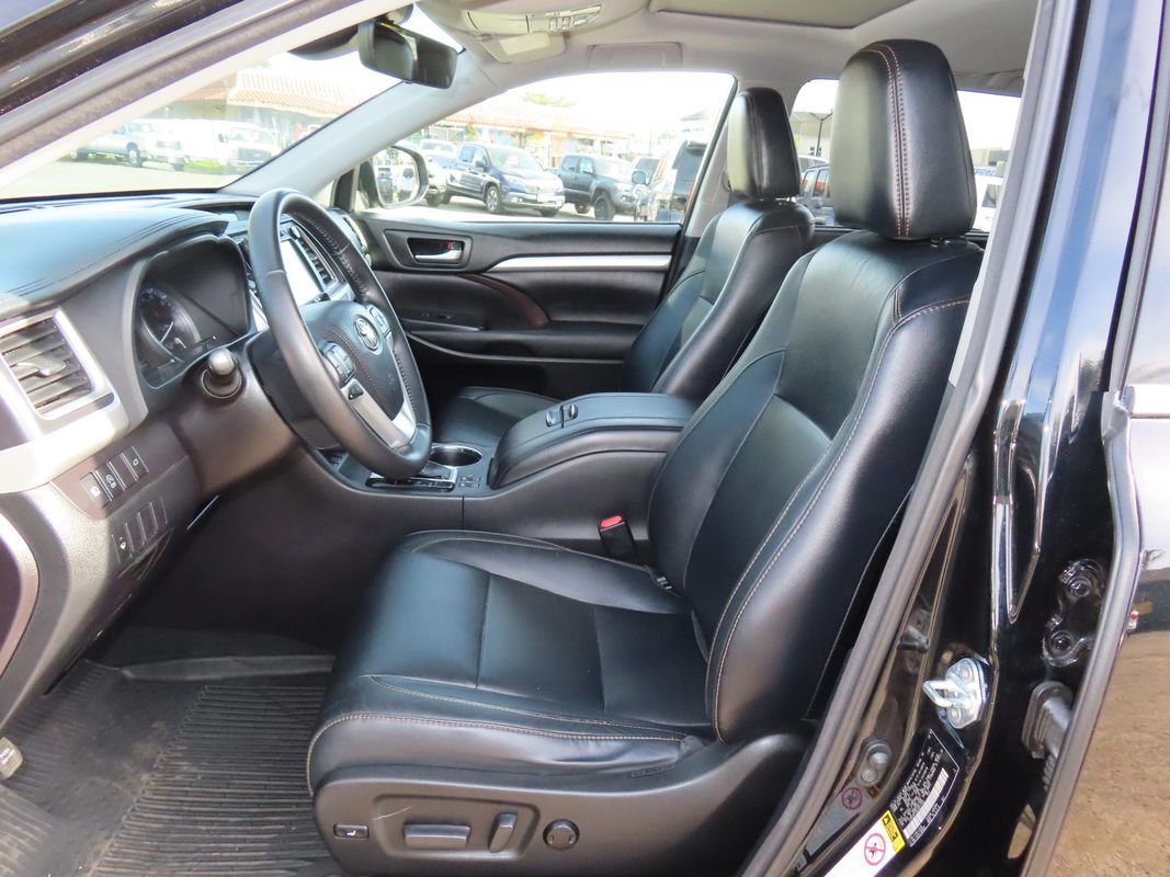 Used 2018 Toyota Highlander XLE image 3