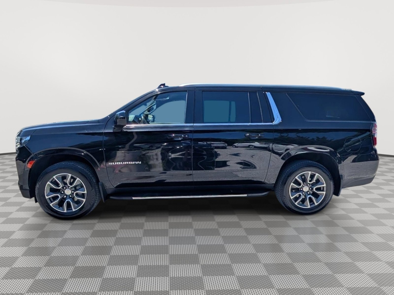 Used 2021 Chevrolet Suburban LS RWD image 2