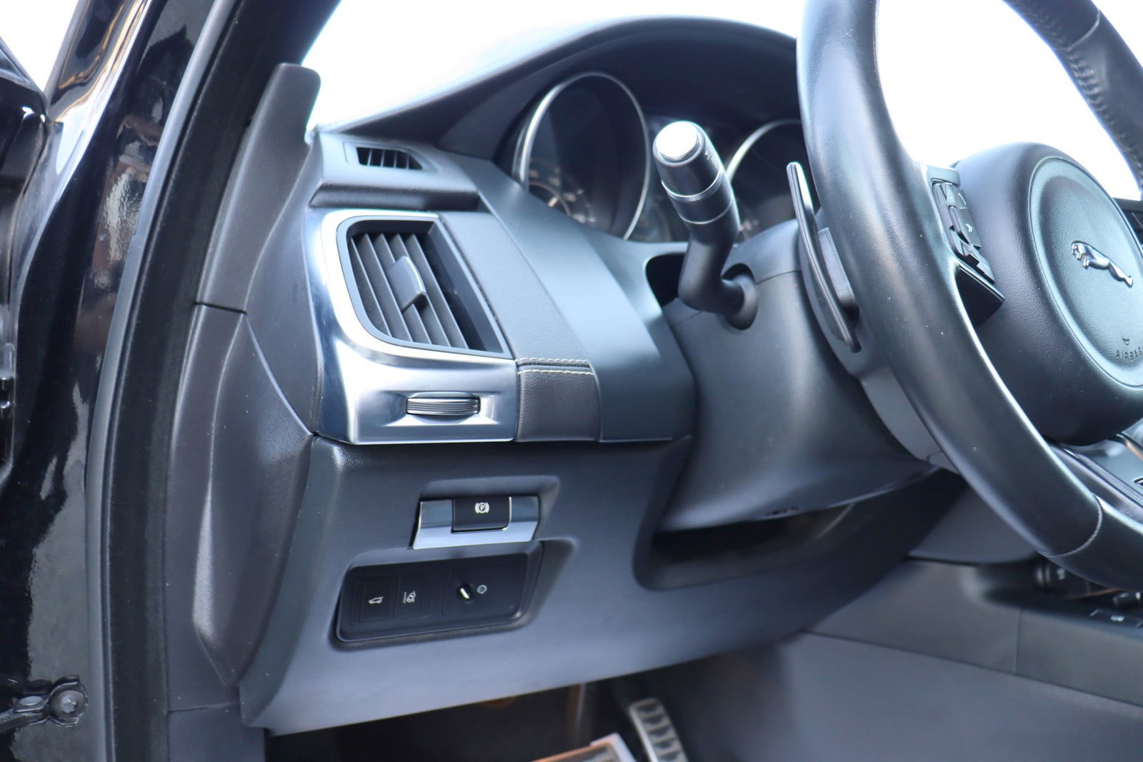 Used 2019 Jaguar E-PACE R-Dynamic S image 26