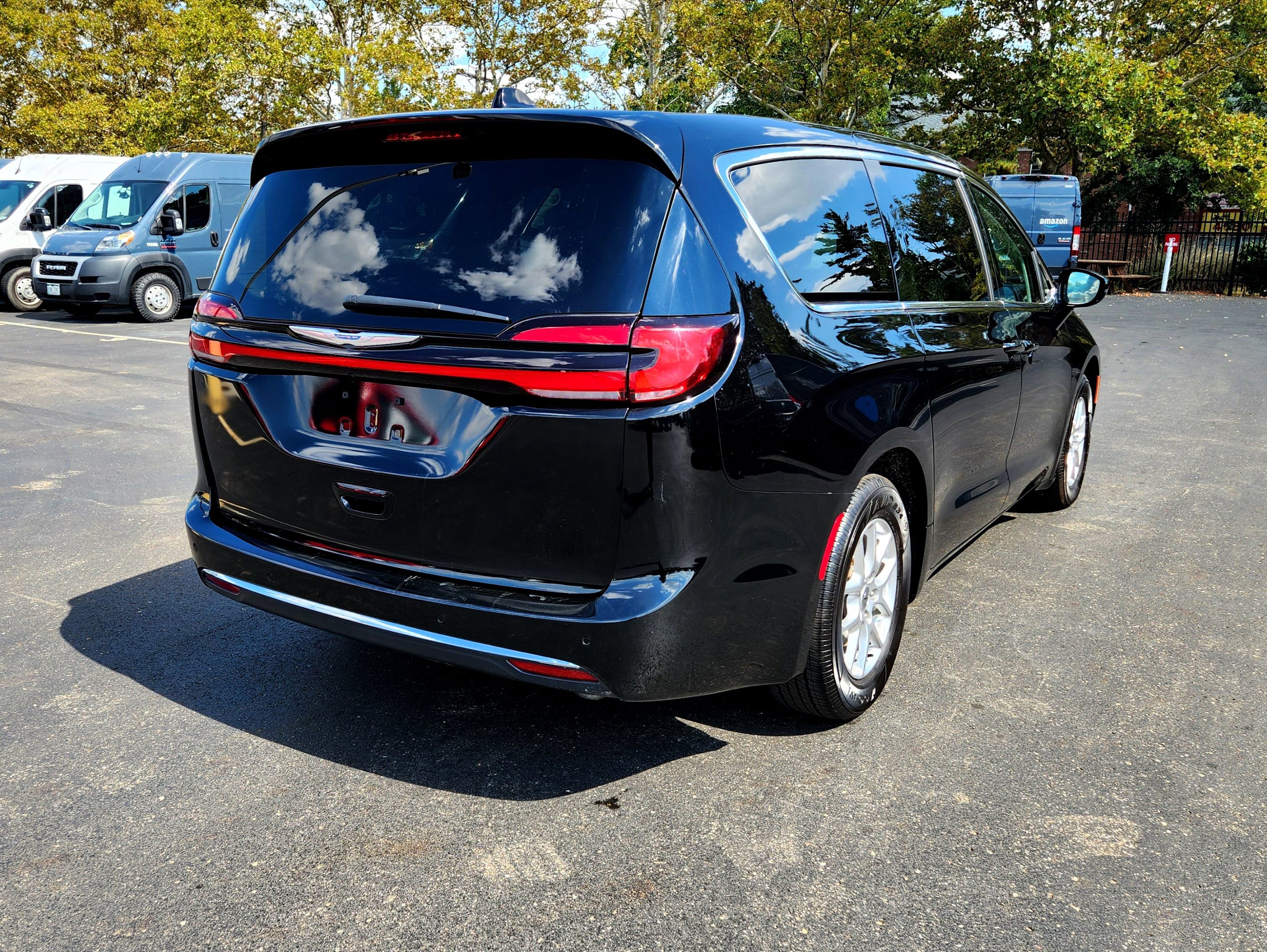 Used 2024 Chrysler Pacifica Touring-L image 8