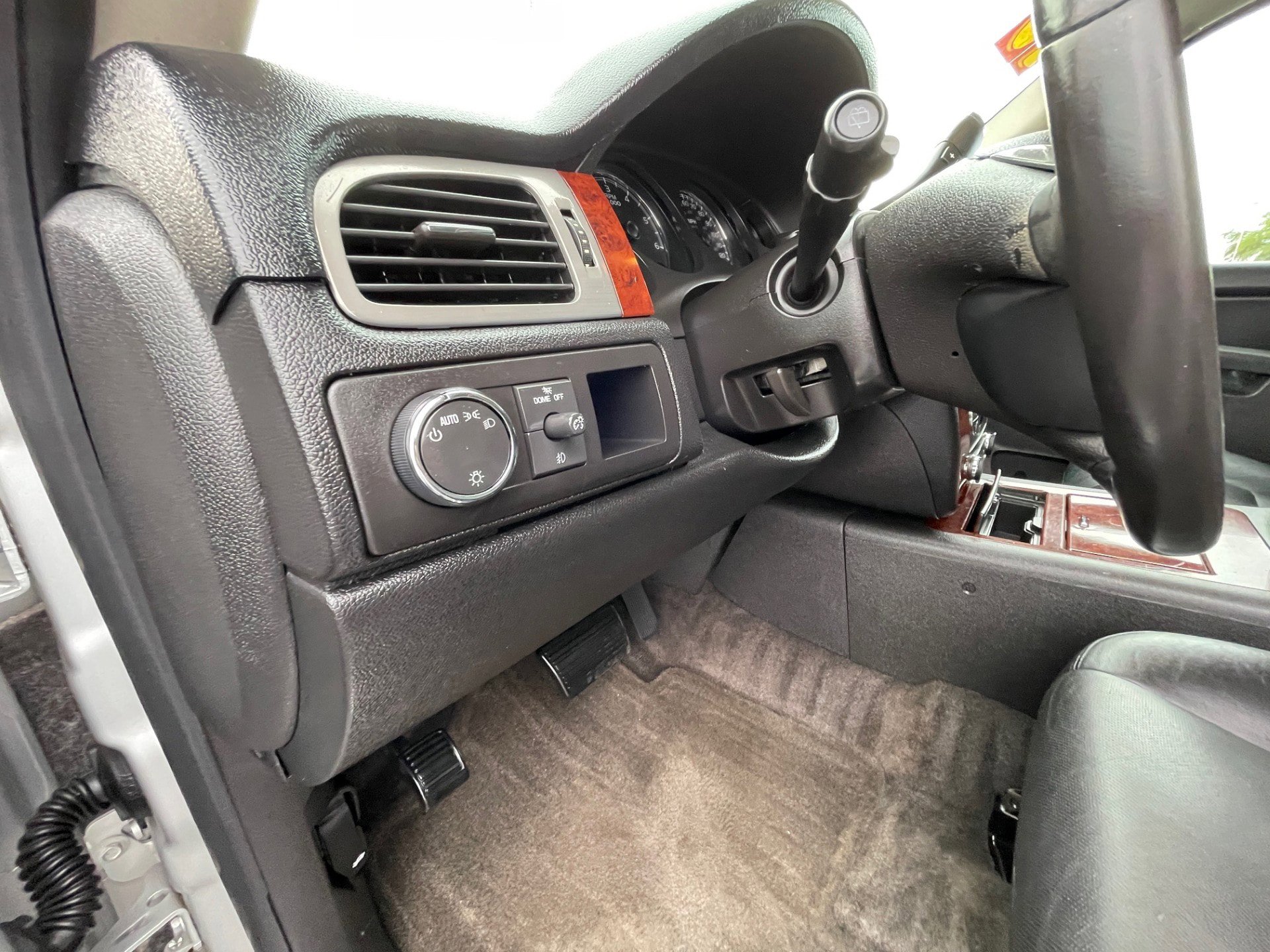 Used 2010 Chevrolet Tahoe LTZ RWD image 18