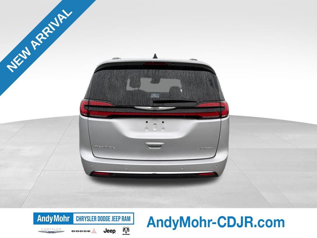 Used 2023 Chrysler Pacifica Limited FWD image 4
