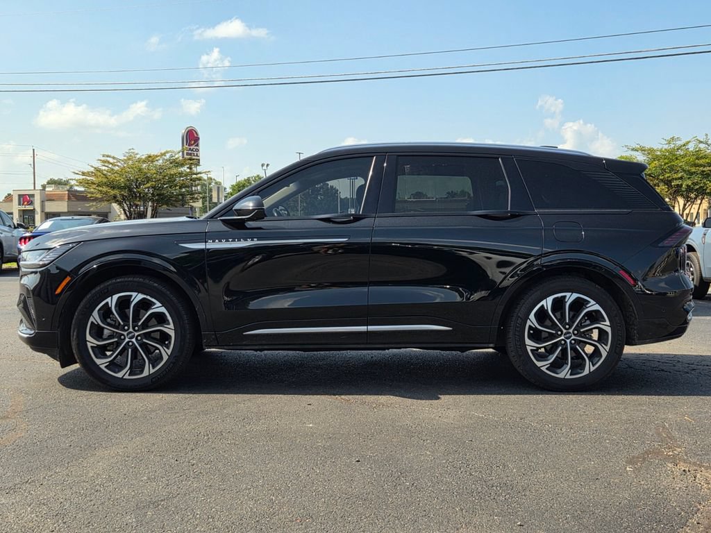 Used 2024 Lincoln Nautilus Reserve AWD/4WD image 2