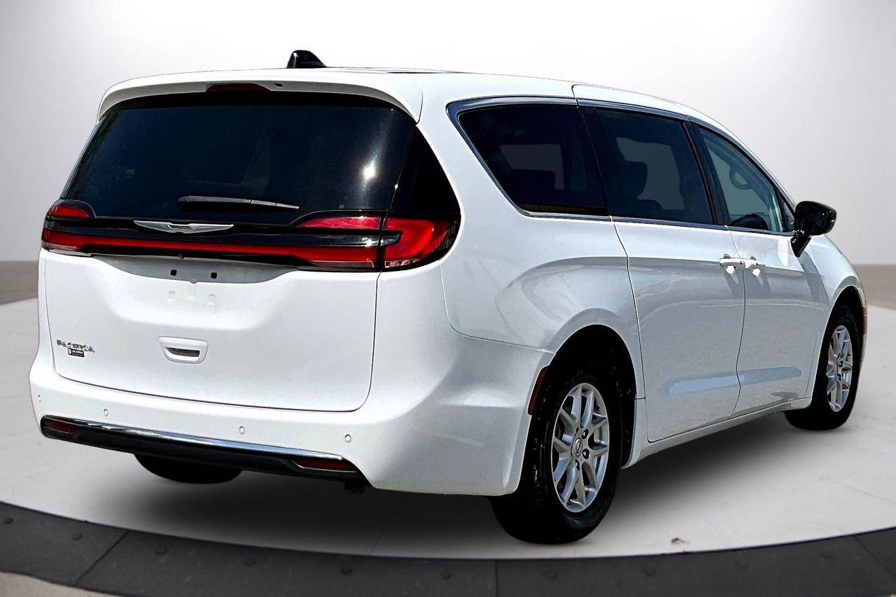Certified 2024 Chrysler Pacifica Touring-L FWD image 9