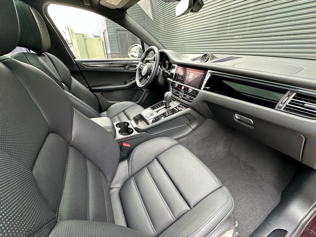 Certified 2025 Porsche Macan Turbo image 39