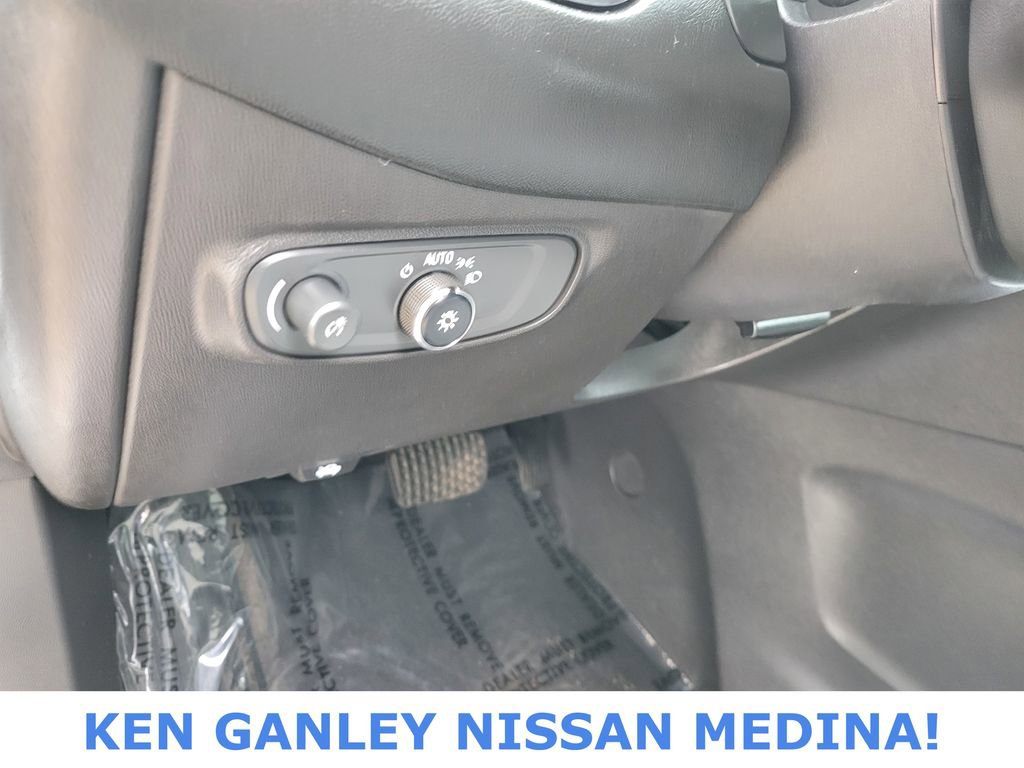 Used 2021 Chevrolet Equinox LS image 32