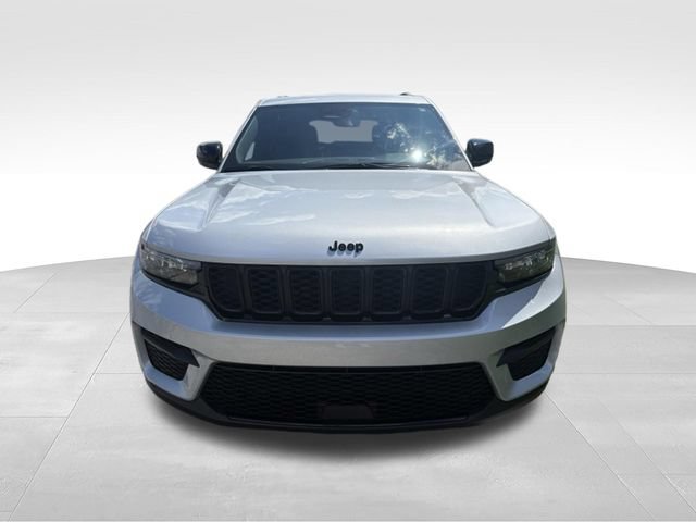 Used 2025 Jeep Grand Cherokee Altitude AWD/4WD image 9
