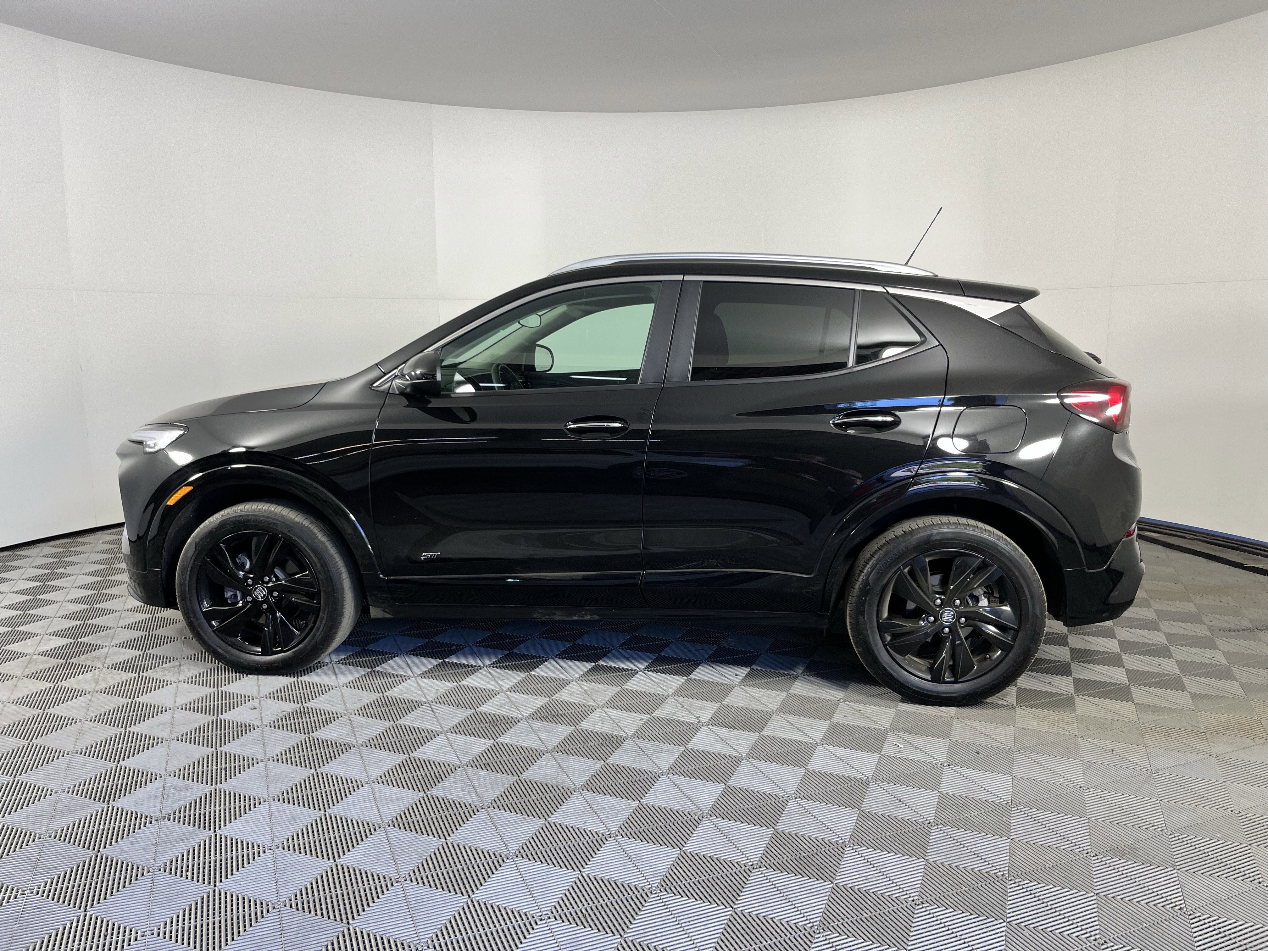Used 2025 Buick Encore GX Sport Touring w/ Comfort Package AWD/4WD image 2