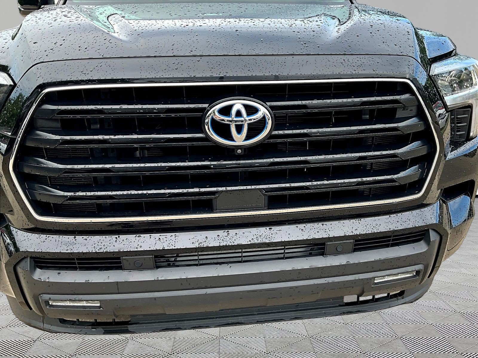 Used 2024 Toyota Sequoia SR5 w/ SR5 Premium Package AWD/4WD image 34