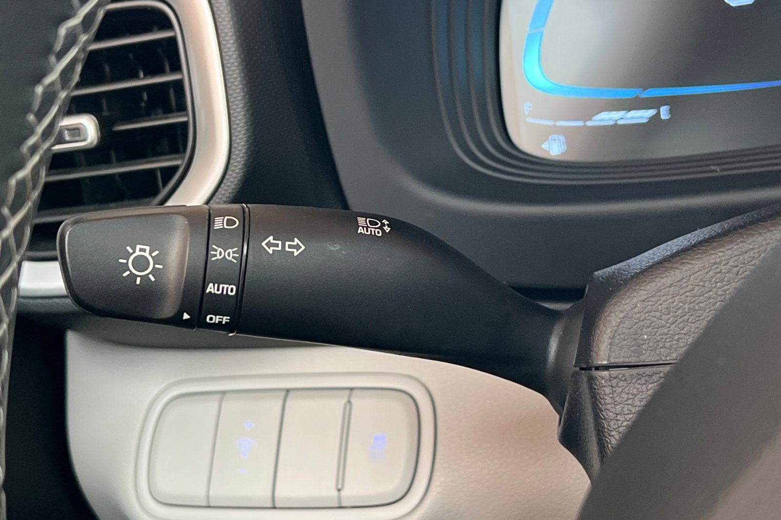 Certified 2025 Hyundai Venue SEL image 33