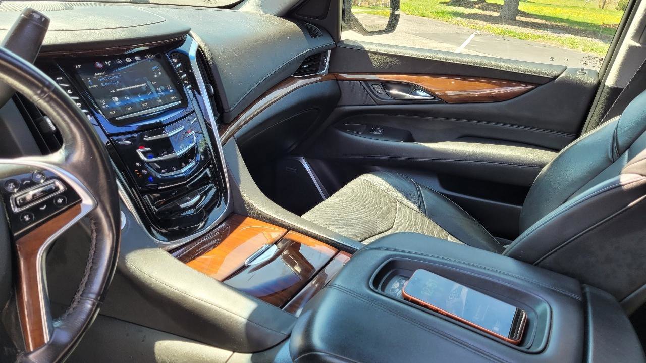 Used 2019 Cadillac Escalade ESV Premium Luxury w/ Escalade Sport Edition AWD/4WD image 8