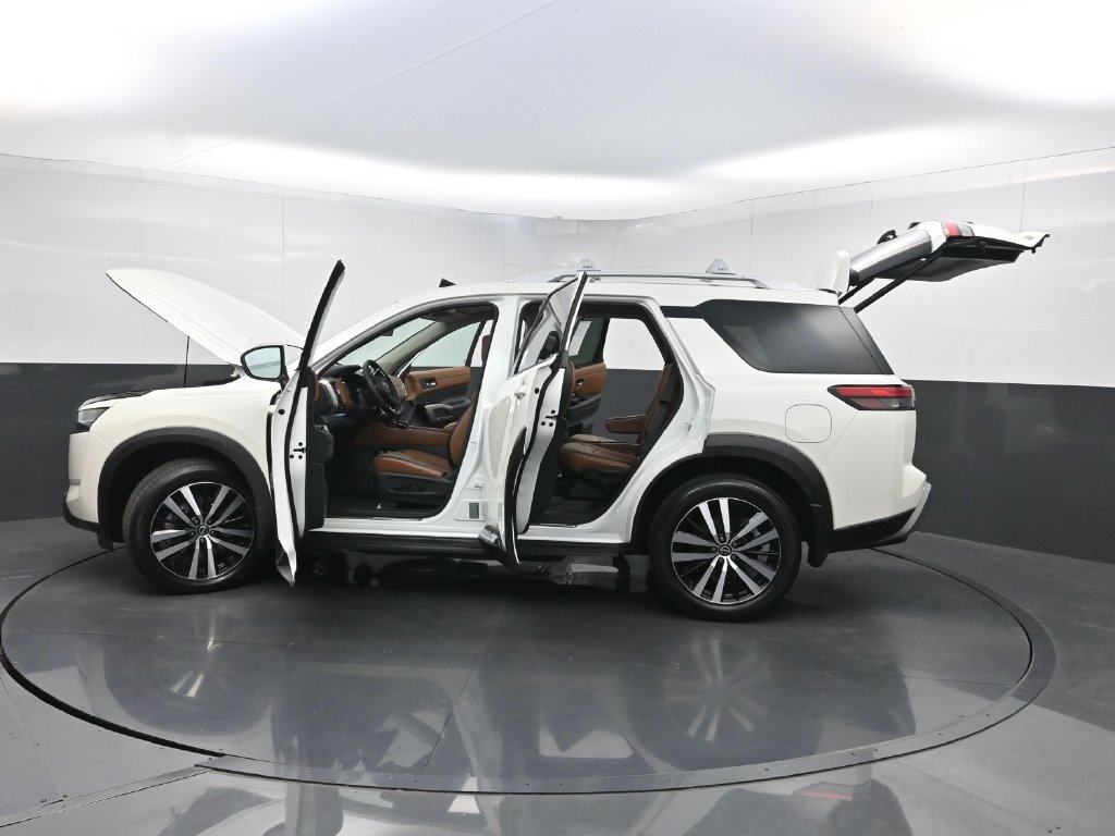 Used 2024 Nissan Pathfinder Platinum FWD image 41