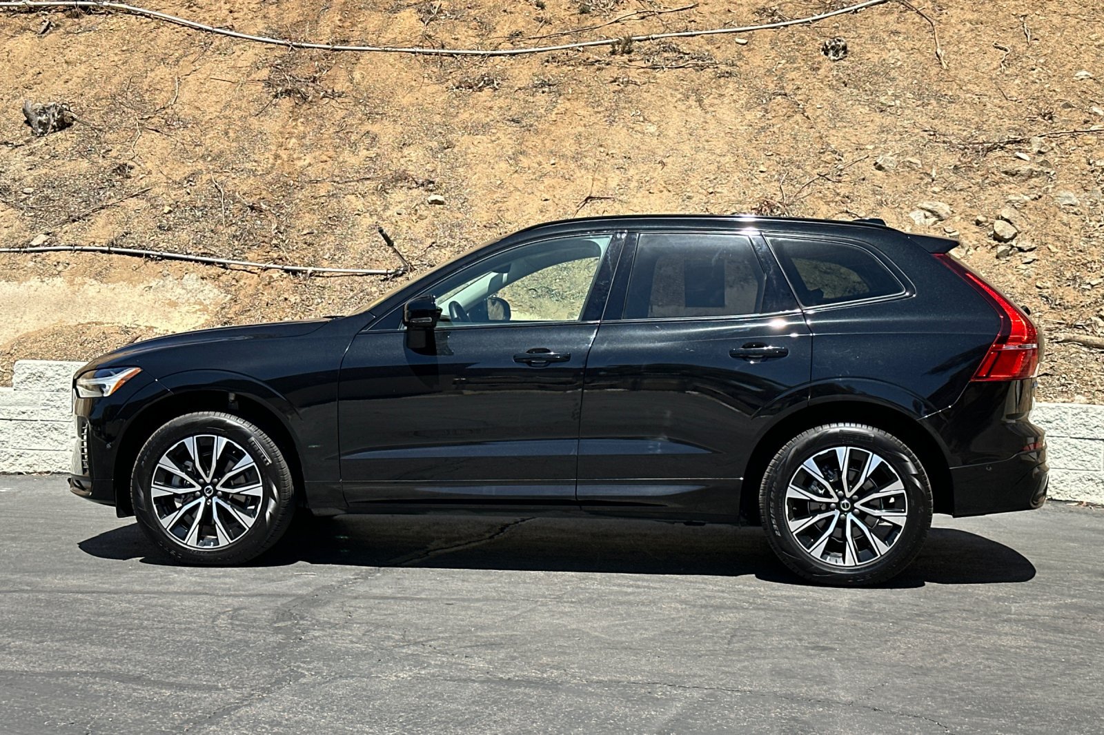 Certified 2025 Volvo XC60 B5 Plus AWD/4WD image 8