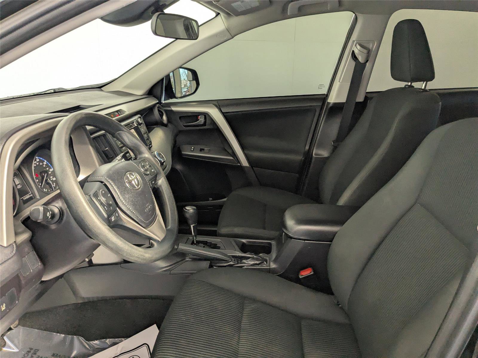 Used 2018 Toyota RAV4 LE image 7