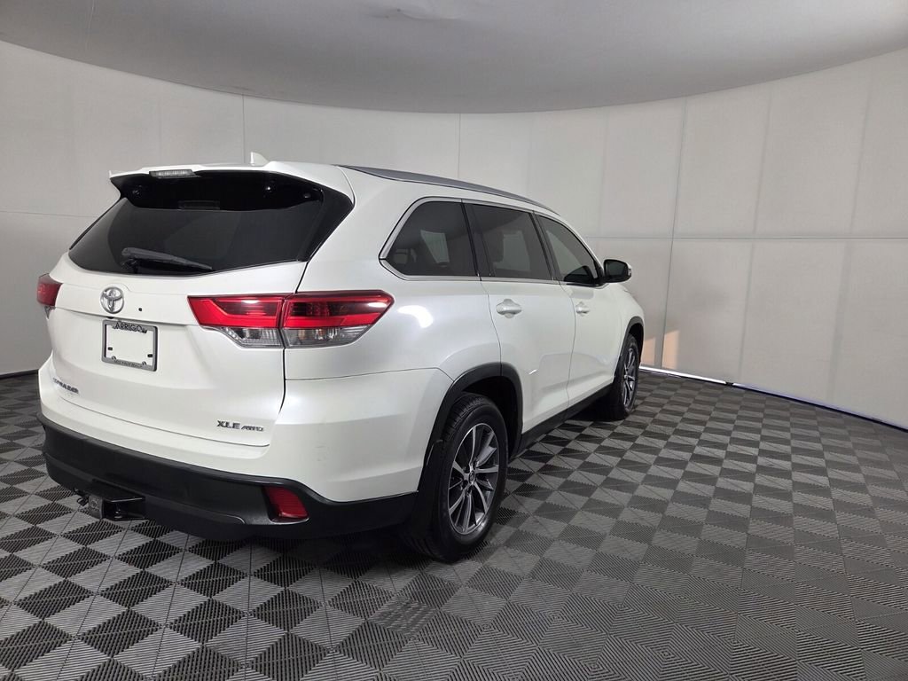 Used 2019 Toyota Highlander SE image 6