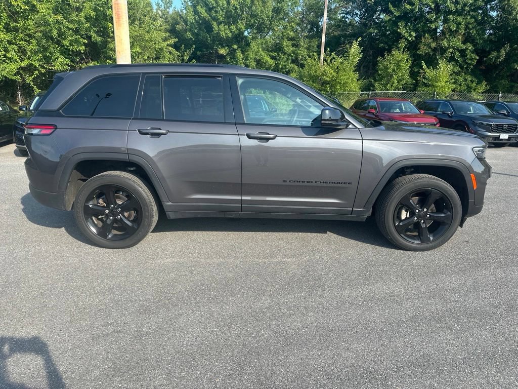 Used 2023 Jeep Grand Cherokee Altitude AWD/4WD image 4
