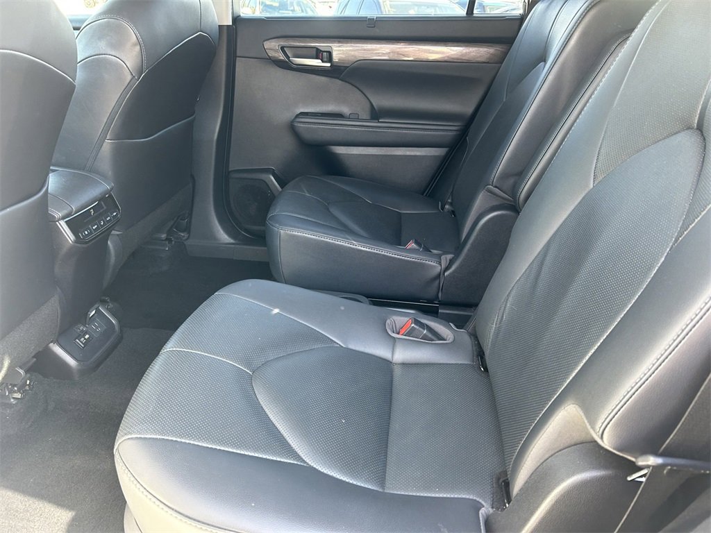 Used 2020 Toyota Highlander Limited image 17
