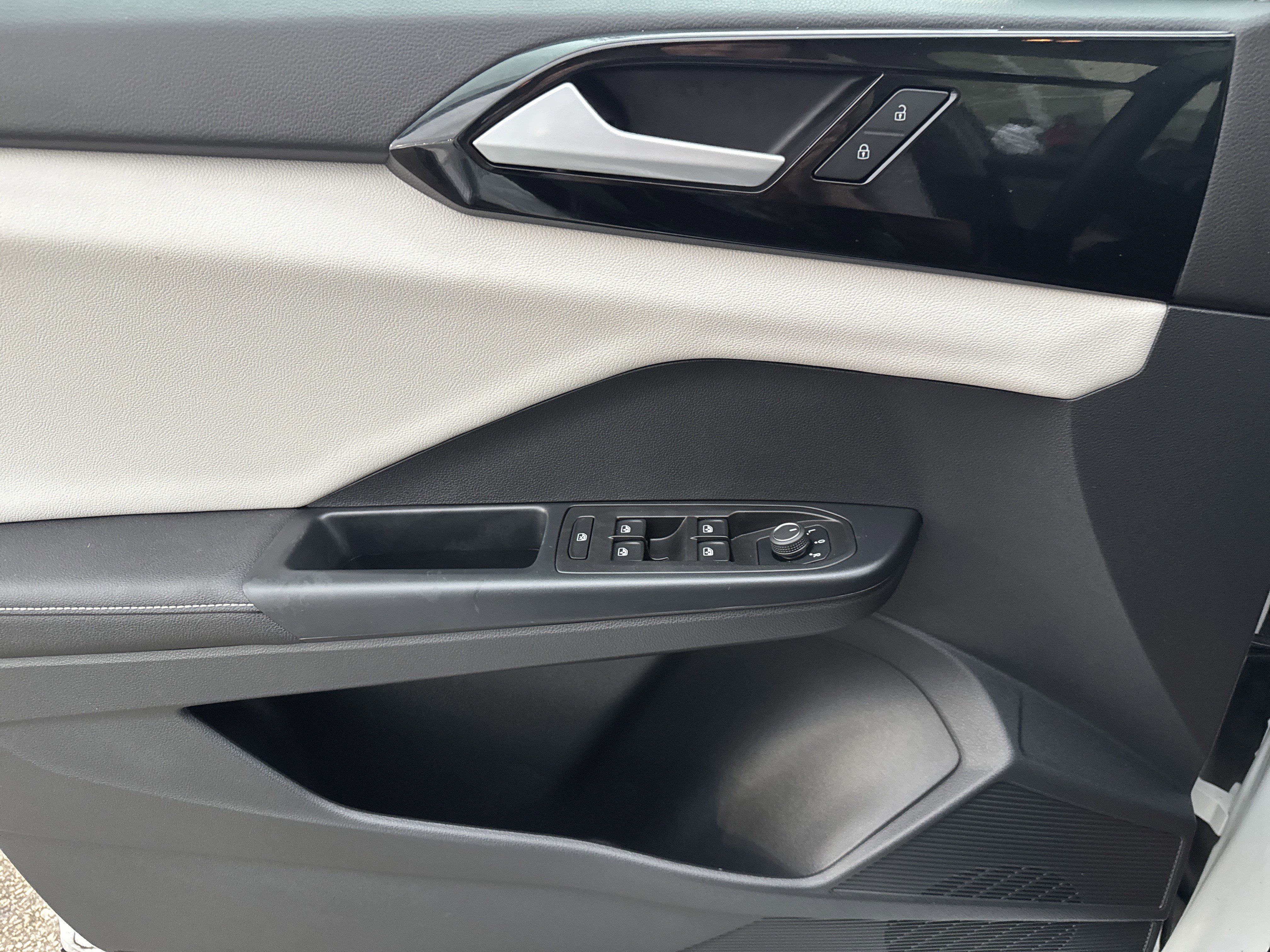 Certified 2025 Volkswagen Taos S image 9