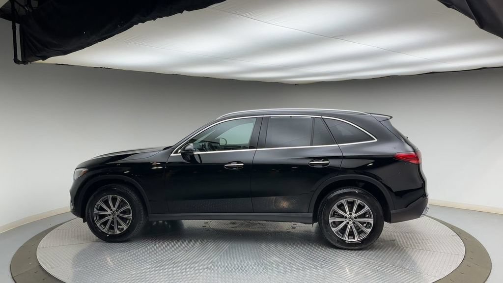 Used 2025 Mercedes-Benz GLC 300 4MATIC image 5