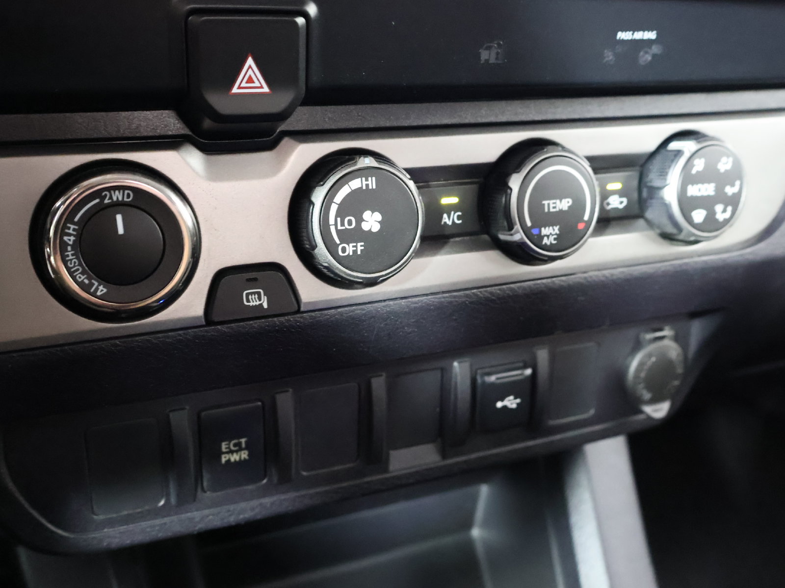 Used 2020 Toyota Tacoma SR5 AWD/4WD image 36