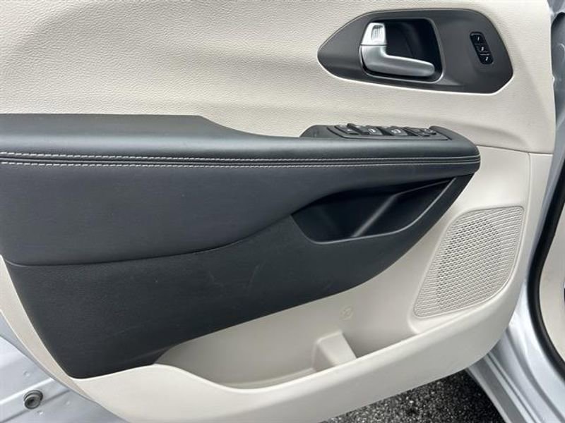 Used 2024 Chrysler Pacifica Touring-L FWD image 22