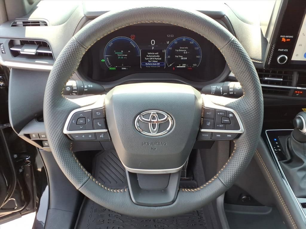 Used 2025 Toyota Sienna XLE Woodland Edition image 20