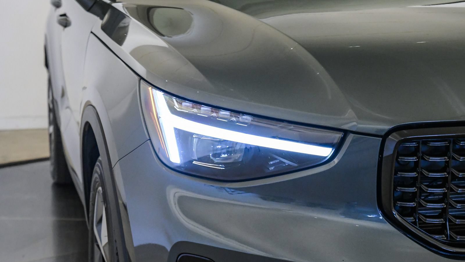 Certified 2026 Volvo XC40 B5 Plus AWD/4WD image 8