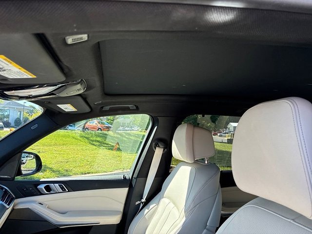 Used 2021 BMW X5 xDrive40i w/ M Sport Package AWD/4WD image 32