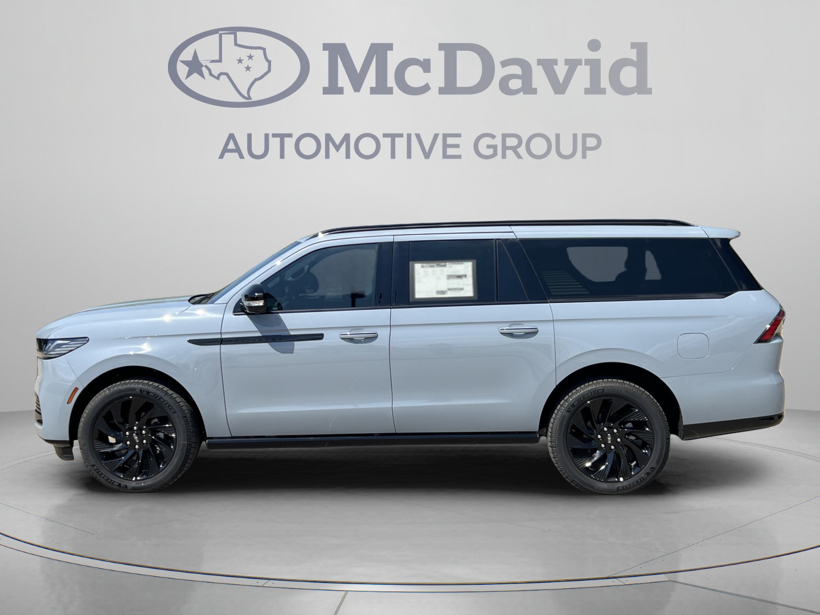 New 2026 Lincoln Navigator L Reserve w/ Jet Appearance Package AWD/4WD image 2