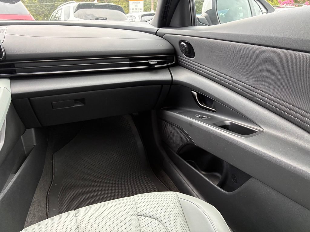 Used 2025 Hyundai Elantra Limited FWD image 38