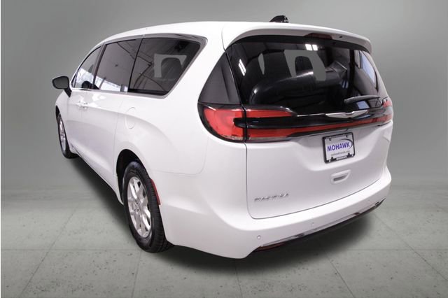 Used 2024 Chrysler Pacifica Touring-L FWD image 3