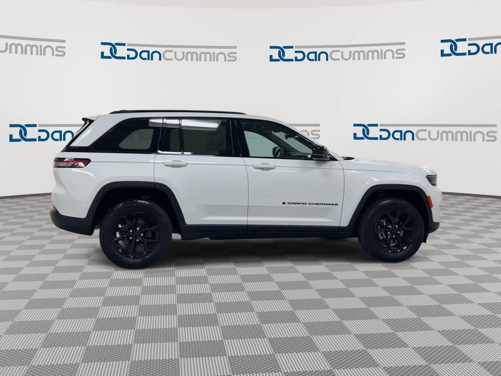 Used 2025 Jeep Grand Cherokee Altitude AWD/4WD image 9