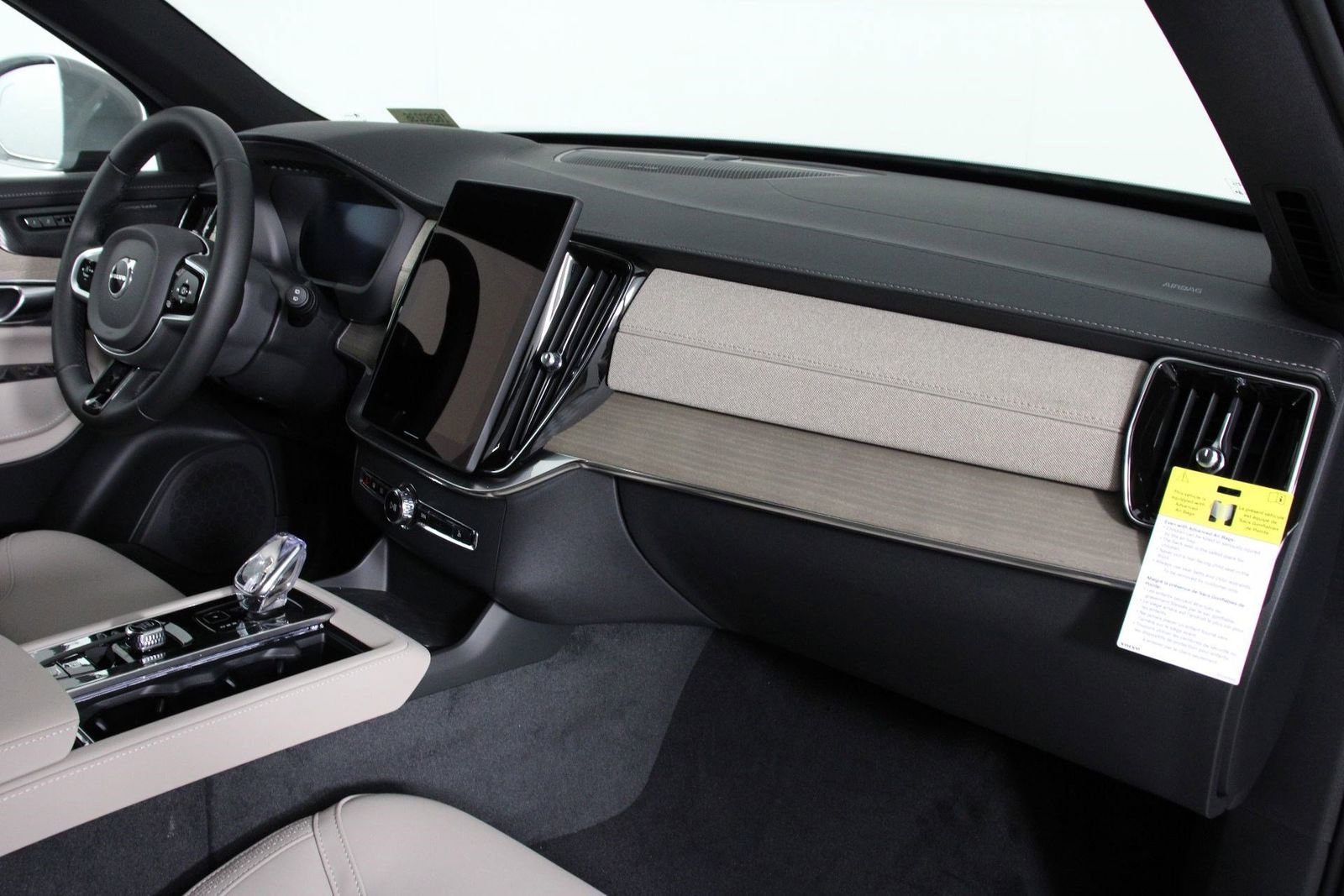New 2026 Volvo XC90 T8 Plus w/ Protection Package Premier image 9