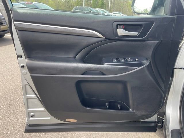 Used 2019 Toyota Highlander SE AWD/4WD image 16