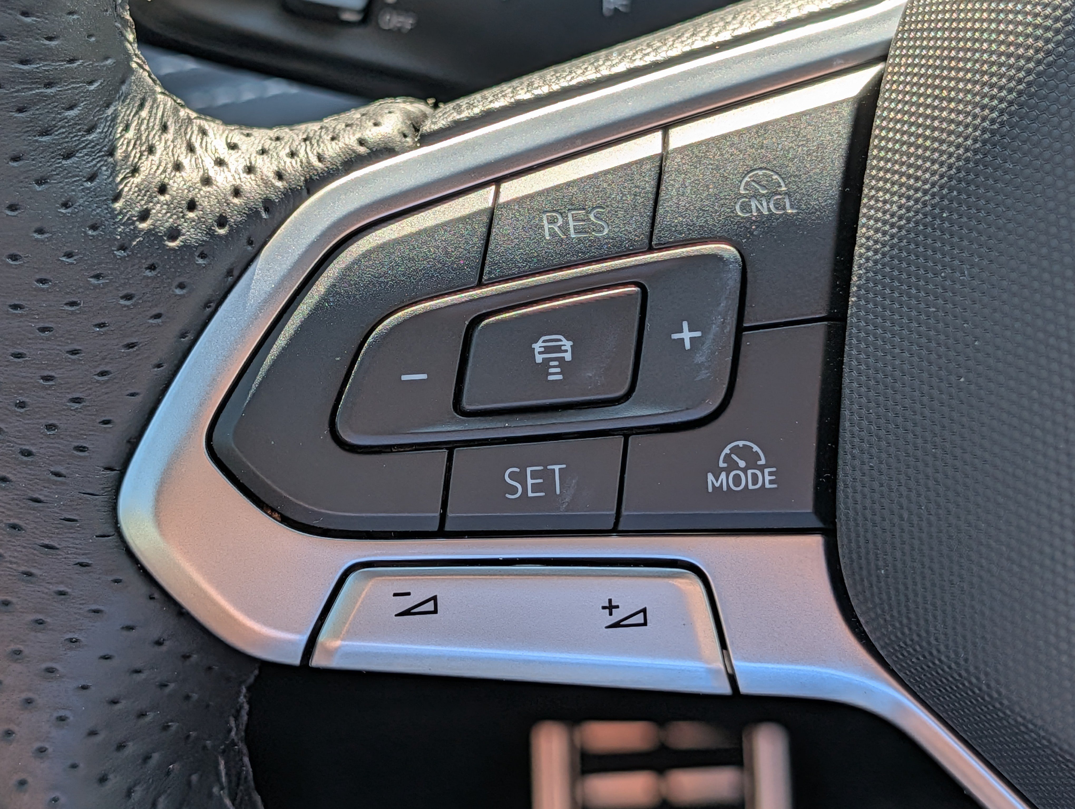 Certified 2026 Volkswagen Tiguan SE R-Line AWD/4WD image 31
