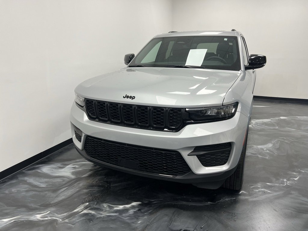 Used 2024 Jeep Grand Cherokee Altitude image 3