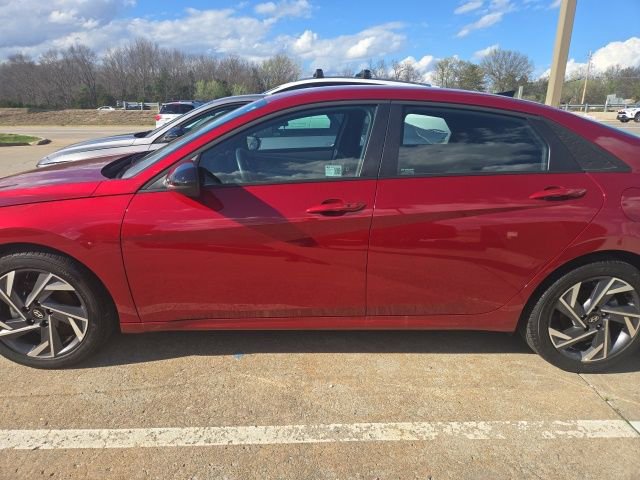 Used 2025 Hyundai Elantra Sport image 2