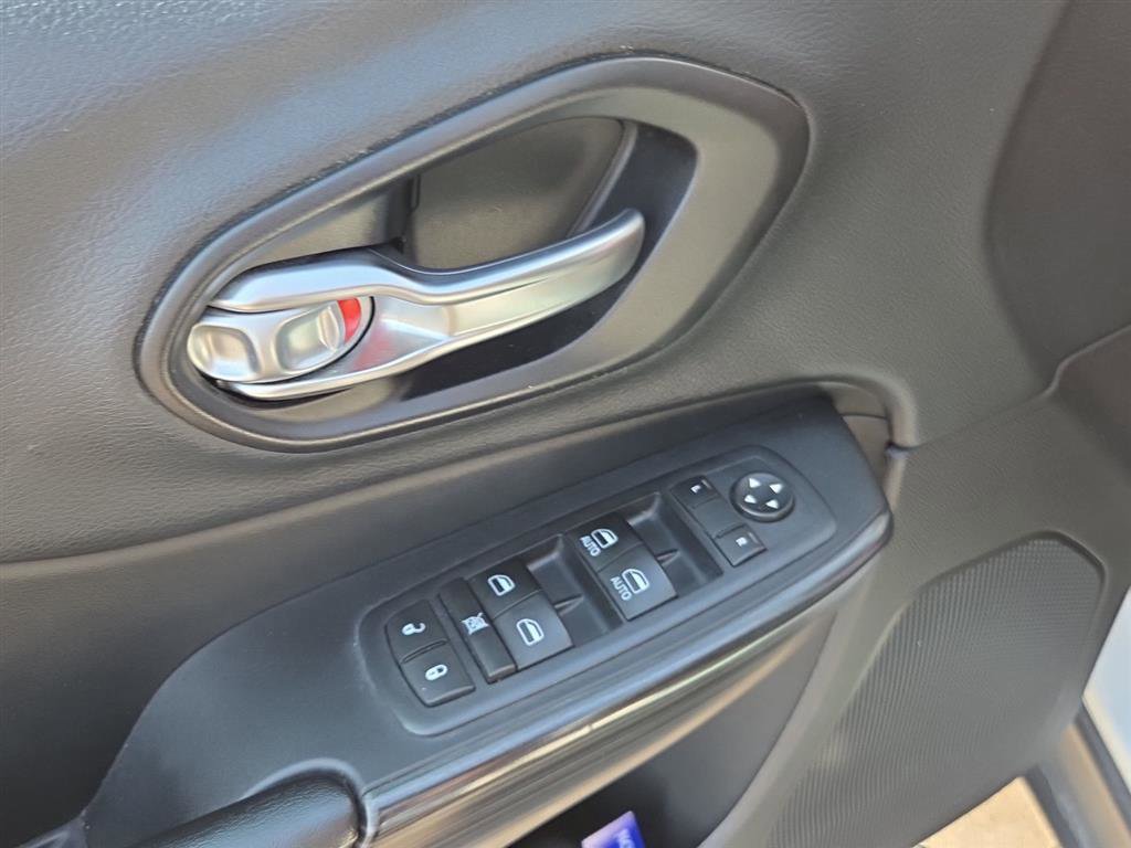 Used 2015 Jeep Cherokee Limited w/ Trailer Tow Group AWD/4WD image 5