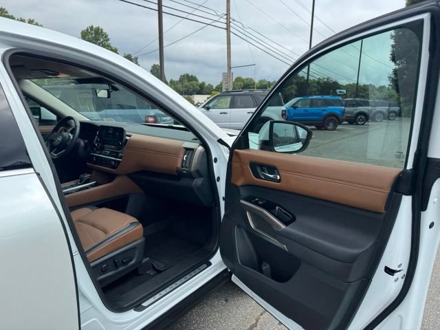 Used 2025 Nissan Pathfinder Platinum FWD image 16