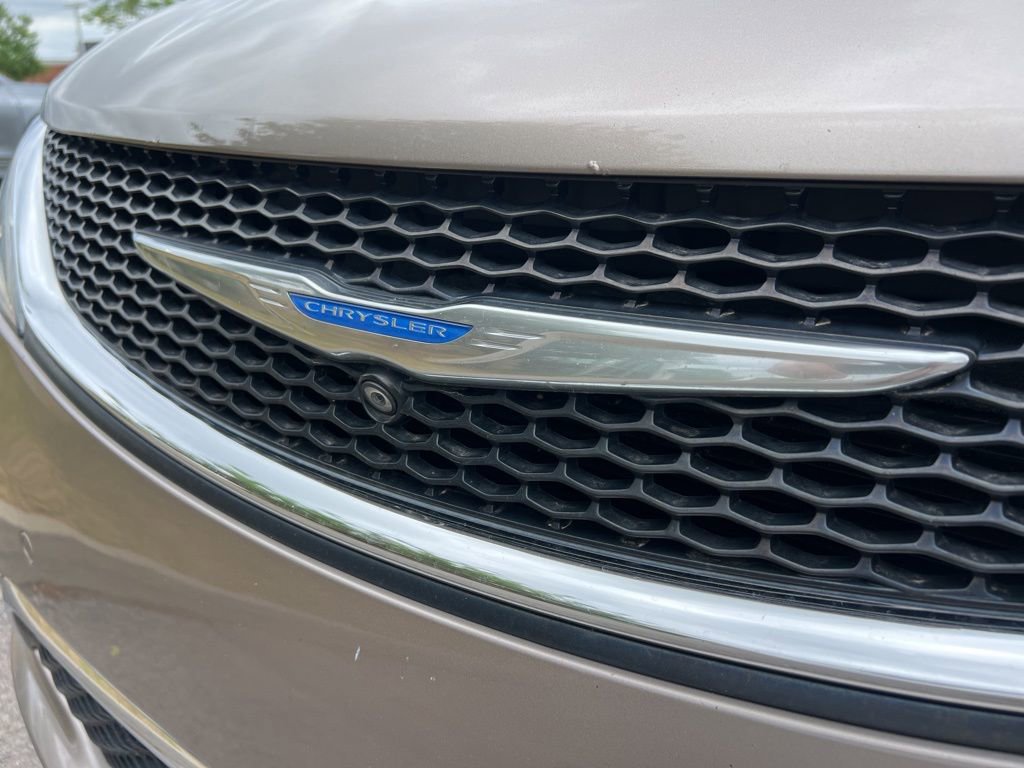 Used 2018 Chrysler Pacifica Limited w/ Tire & Wheel Group FWD image 10