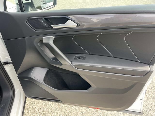 Used 2024 Volkswagen Tiguan SE w/ Panoramic Sunroof Package image 27