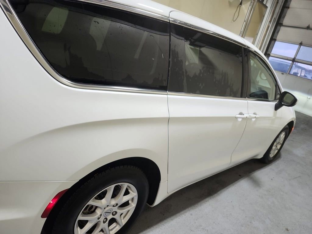 Used 2023 Chrysler Pacifica Touring-L FWD image 5