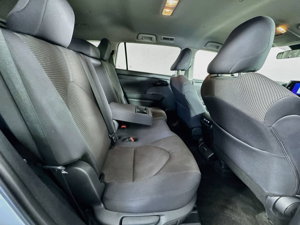 Used 2024 Toyota Highlander LE AWD/4WD image 27